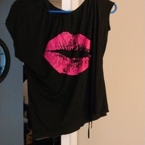 Black lip t-shirt